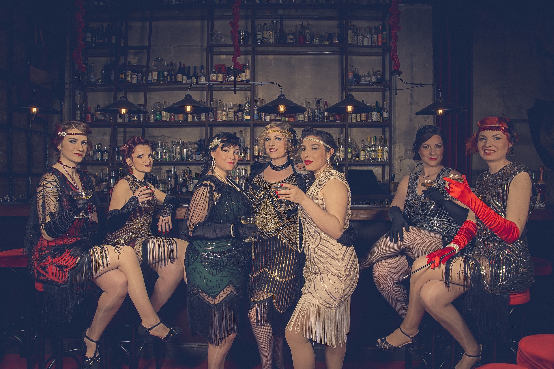 Frauen der 20er Jahre in einer Bar
